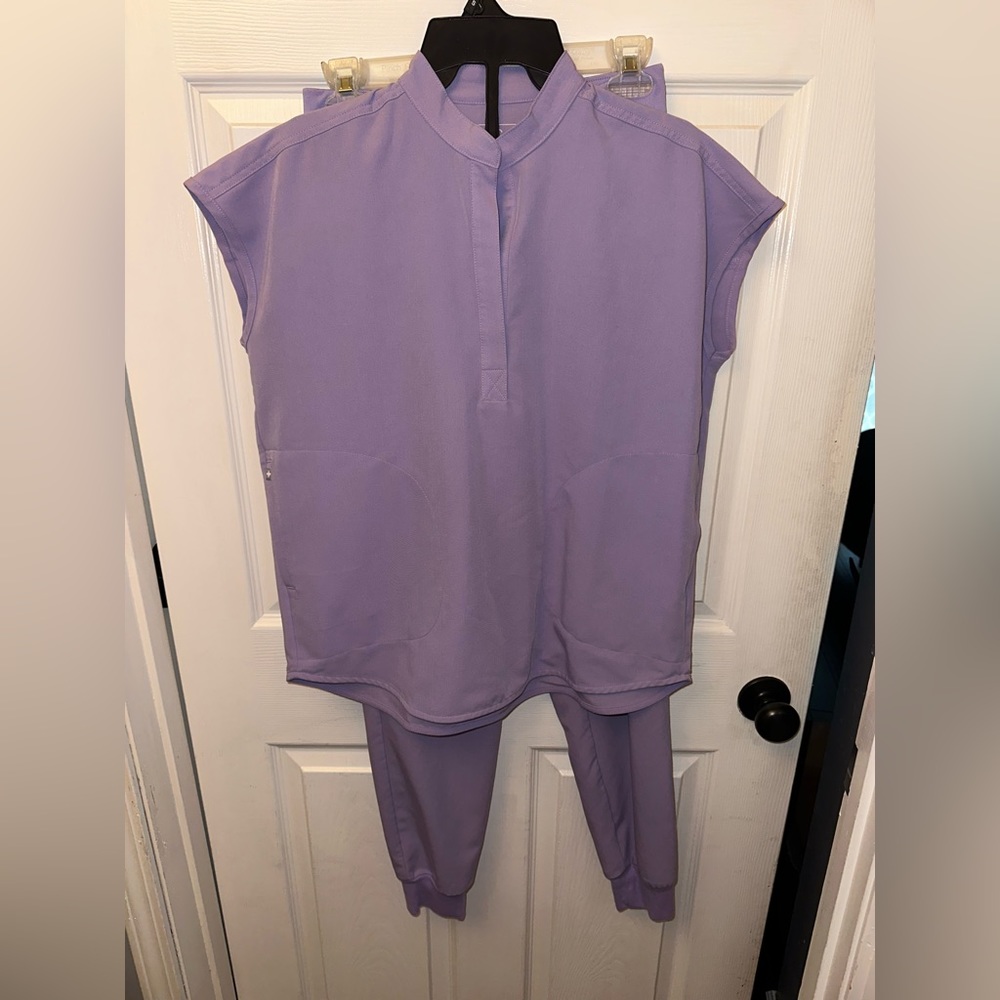 FIGS Lavender Women's Scrub SET****